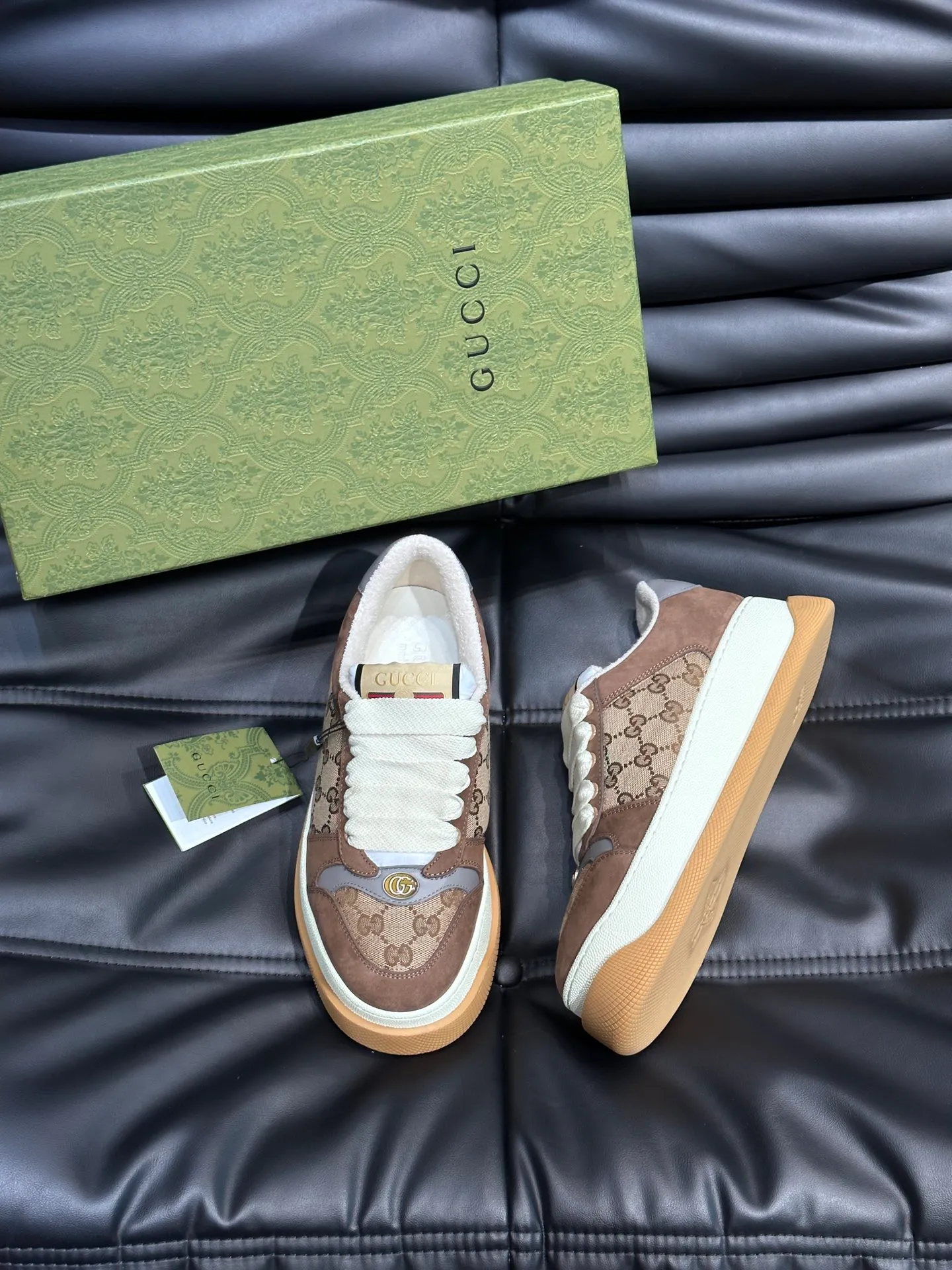 Men's men's shoes 💰p480 "GUCC*" Screener series 👫 Couple style GG thick-soled sneakers, the Screener series is inspired by the classic sneakers of the 1970s, cleverly incorporating the retro Gucci logo, two-color waterproof platform soles, and 5CM thick soles to enhance the aura, conveying the new design concept that a single product should be permanently accompanied by the passage of time, creating a retro distressed effect, decorated with metal double G oval enamel details! High-quality, versatile classic items, highly recommended. Size female 35-39, male 38-44
